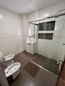 パソ・デ・ロス・リブレスにあるApart JJ - Departamento céntrico - amueblado a estrenarのバスルーム(トイレ2つ、ガラス張りのシャワー付)
