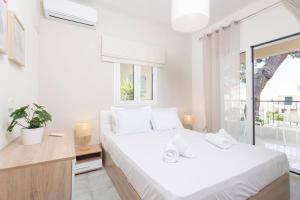 En eller flere senge i et værelse på Sea Breeze Villa