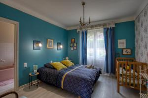 Кровать или кровати в номере Propriété avec piscine de 2 à 9 personnes, Gîte De Saint Donat, +133 фотографии