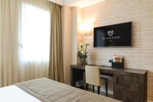 Telewizja i/lub zestaw kina domowego w obiekcie Windsor Hotel Milano