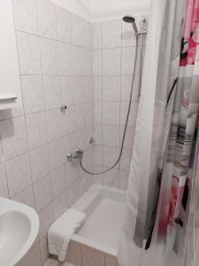 een badkamer met een bad, een toilet en een wastafel bij Sobe Kraft 2 in Živogošće