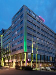 um edifício com luz verde em cima em Moxy Belgrade em Belgrado