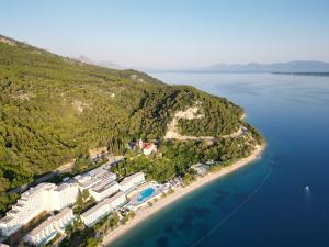 een luchtzicht op een resort op een eiland in het water bij Sobe Kraft 2 in Živogošće