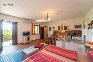 sala de estar con sofá y cocina en Residenza Cerreto-Casalini, en Panicale