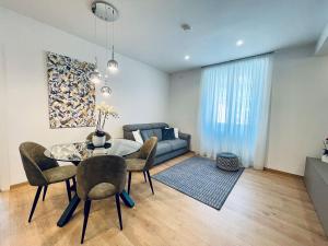 ein Wohnzimmer mit einem Tisch und einem Sofa in der Unterkunft Clavis Luxury Apartments in Chiavenna