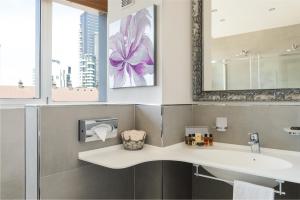łazienka z umywalką i lustrem w obiekcie Windsor Hotel Milano w Mediolanie