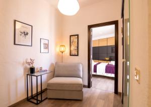 a living room with a chair and a bed at VV Finca El Toscalito in Arona