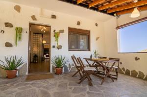 a dining room with a table and chairs at VV Finca El Toscalito in Arona