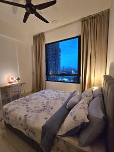 1 dormitorio con cama y ventana grande en NEW Sunway Greenfield Home 2-6pax 5mins to Sunway Pyramid en Petaling Jaya