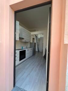 uma cozinha com uma porta aberta para um quarto em LA CASETTA em Cagliari