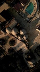 una vista aérea de un edificio con piscina en Resort Masseria Cecato, en Noci