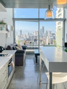 cocina y sala de estar con vistas a la ciudad en Hollywood Suites & Lofts en Buenos Aires