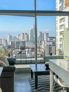 sala de estar con vistas a la ciudad en Hollywood Suites & Lofts en Buenos Aires