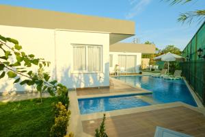 een zwembad voor een wit huis bij Villa tiele in Fethiye