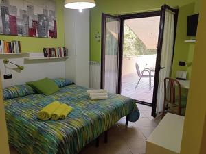 Villa Almelia في Vinchiaturo: غرفة نوم عليها سرير ووسادتين صفراء