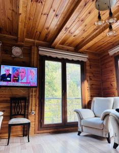 TV a/nebo společenská místnost v ubytování Kutlu Suit