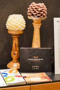 - une table avec deux gâteaux et une boîte de chocolat dans l'établissement Nuova Cafe' Suite, à Salice Terme