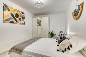 Een bed of bedden in een kamer bij Apartment ground floor private garden in Villejuif