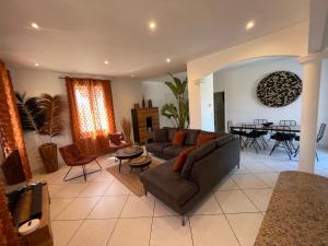 a living room with a couch and a table at Au lagon de thau in Frontignan