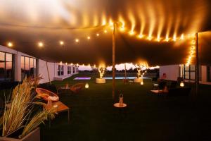 un patio con luces y sillas bajo una tienda de campaña en Estremoz Hotel, en Estremoz