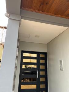 パソ・デ・ロス・リブレスにあるApart JJ - Departamento céntrico - amueblado a estrenarの黒いドアと木製の天井の部屋