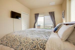 ein Schlafzimmer mit einem großen Bett und einem großen Fenster in der Unterkunft Gold Beach Retreat Private Hot Tub and Ocean Views! in Gold Beach