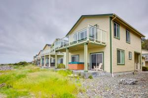 a row of houses on the beach at Gold Beach Retreat Private Hot Tub and Ocean Views! in Gold Beach