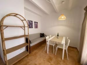 プラヤ・デアロにあるApartaments Margarita Sabina Pinellのベッド、テーブル、椅子が備わる客室です。