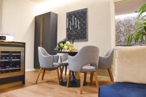 - une salle à manger avec une table et des chaises dans l'établissement Nuova Cafe' Suite, à Salice Terme