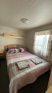 1 dormitorio con 1 cama con toallas en Riviera Zator, en Zator