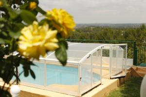 a building with a pool and a yellow flower at Casa rural en Casas de Moya 'Casa del Pino Gori' 