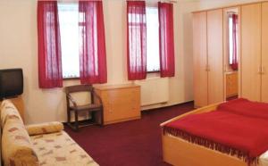 Un pat sau paturi într-o cameră la Penzion Altendorf
