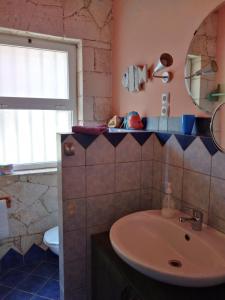 a bathroom with a sink and a mirror at Casita Solemar direkt am Atlantik in Calheta Do Maio