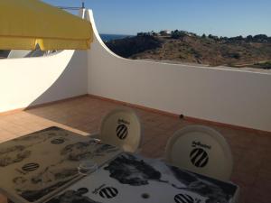 una mesa y sillas en una habitación con vistas en Albufeira Marina Villa, en Albufeira