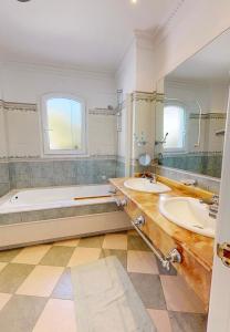 baño con 2 lavabos, bañera y tubermott en VILLA MAIA Mijas Golf, en Santa Fe de los Boliches