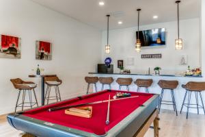 una mesa de billar en una habitación con bar en 6 BDRM Wine Country Compound on 2 Acres! Pool/HotTub & Club House, en Johnson City