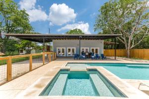 Casa con piscina y patio en 6 BDRM Wine Country Compound on 2 Acres! Pool/HotTub & Club House, en Johnson City