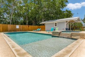 una piscina frente a una casa en 6 BDRM Wine Country Compound on 2 Acres! Pool/HotTub & Club House, en Johnson City