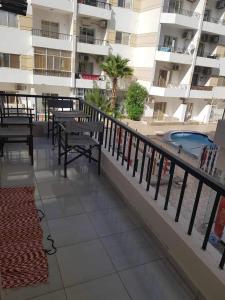 Balkón nebo terasa v ubytování شقة سياحية فندقية فاخرة بالممشى السياحى