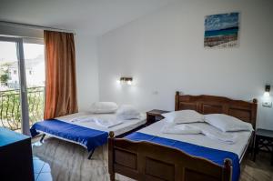 コスティネシュティにあるRoman Costinestiのバルコニー付きの客室内のベッド2台