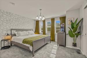 um quarto com uma cama e uma janela em Uptown Gem! 2Luxe King Suites - 5 Smart TV's - Parking em Filadélfia