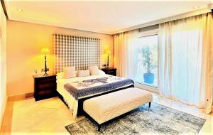 1 dormitorio con cama y ventana grande en SUPERIOR 3 bedroom MARBELLA center close to beach, en Marbella