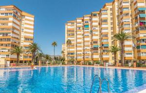 una gran piscina frente a dos edificios altos en Apartment with see view, en Algarrobo Costa