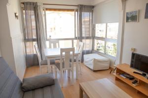 uma sala de estar com uma mesa e uma sala de jantar em Apartment with see view em Algarrobo-Costa
