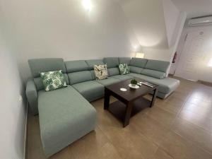 sala de estar con sofá azul y mesa en Flat 'Hoces del Cabriel' in Casas de Moya, 