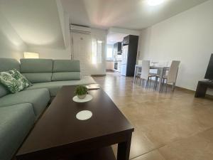 sala de estar con sofá y mesa en Flat 'Hoces del Cabriel' in Casas de Moya, 
