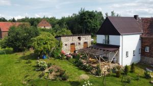希隆斯克地區格雷富夫的住宿－Róże i Jabłonie Agroturystyka，享有房子和花园的空中景致