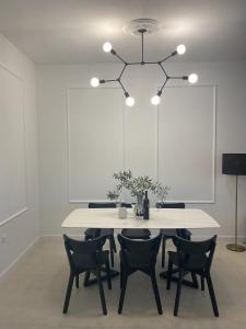 uma sala de jantar com uma mesa branca e cadeiras em Rosetta Suite em Novi Vinodolski