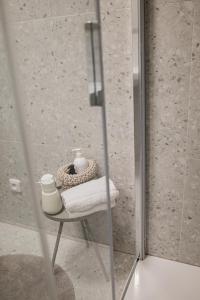 een badkamer met een douche en een tafel met handdoeken bij Chalupa Morava in Veselí nad Moravou