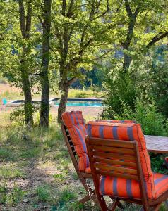 un par de sillas sentadas junto a una mesa de picnic en La cabane de babarot, en Aups